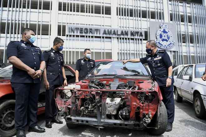  ACP Beh (kanan) menunjukkan kenderaan yang telah dicuri, dileraikan sebelum dijual sebagai alat ganti kenderaan ketika mengadakan sidang media berhubung sindiket curi kenderaan ‘Geng Elango Magna’ di Ibu Pejabat Polis Daerah Sentul, ibu negara semalam. — Gambar Bernama