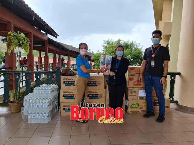  Linnie (kiri) menyampaikan simbolik bantuan kepada wakil Hospital Bintulu dalam acara penyerahan sumbangan dari RCBC kelmarin.