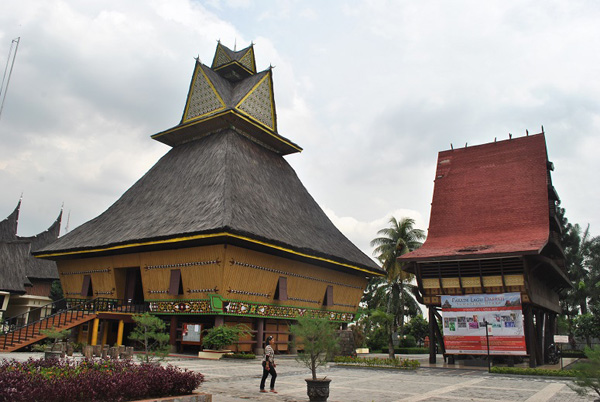  Rumah tradisi Batak di Sumatera Utara.