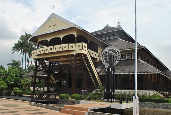  Indonesia dengan kekayaan budaya dan arsitektur tradisional.