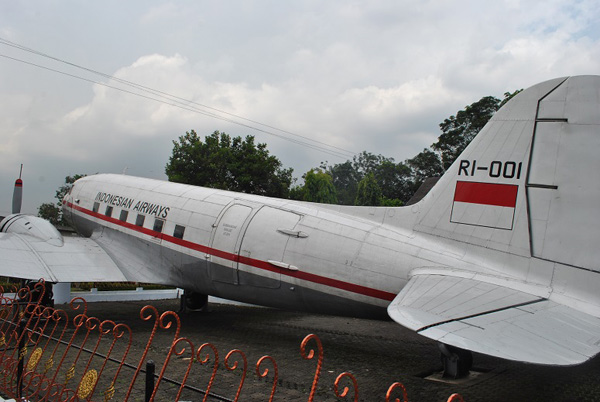  Kapal terbang pertama Indonesia hasil sumbangan rakyat Aceh.