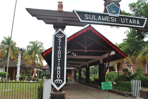  Jalan masuk ke anjungan Sulawesi utara.