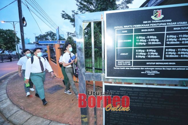 Pelajar tingkatan lima SMK St Thomas, Kuching tiba di pekarangan sekolah, hari ini. - Gambar oleh Chimon Upon