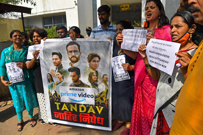  Penyokong parti kerajaan India BJP menyertai protes terhadap siri sesawang baharu ‘Tandav’, di Mumbai pada 18 Januari lepas. Siri penstriman popular yang dibintangi bintang mega Bollywood Saif Ali Khan telah bersetuju untuk “melaksanakan perubahan” kepada program itu.  — Gambar AFP
