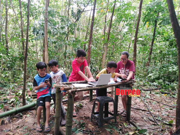  Joshua (tengah), Jordan (dua kanan), Joshean (dua kiri) ditemani ibu mereka Esther Dungin (kanan) dan sepupu Ryan (kiri) semasa mengikuti sesi PdPR di Kampung Gana Papar.