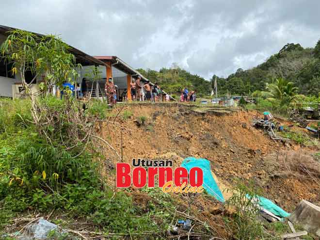  Keadaan runtuhan tanah yang berlaku di hadapan Rumah Timban, Jalan Sebauh-Bintulu pagi semalam.