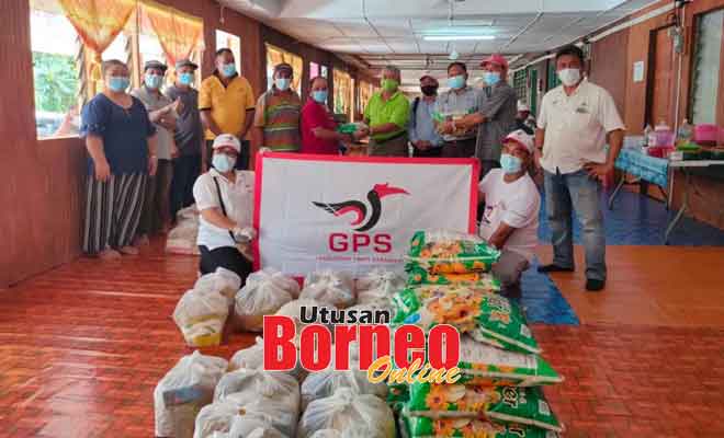  Petugas Pusat Khidmat Masyarakat DUN Kakus menyampaikan bantuan Bakul Makanan Sarawakku Sayang kepada penduduk di beberapa rumah panjang di kawasan DUN Kakus.