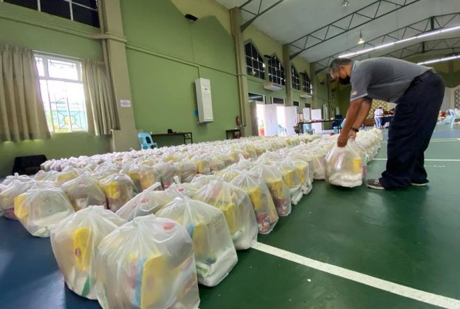  Bantuan makanan bagi kawasan DUN Nangka dalam proses pembungkusan dan akan diagihkan kepada yang layak.