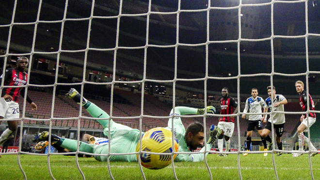  Penjaga gol AC Milan, Donnarumma melihat bola masuk ke gawangnya pada aksi perlawanan Serie A menentang Atalanta di Stadium San Siro. — Gambar AFP