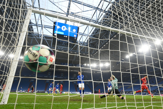  Mueller menjaringkan pembukaan membolosi penjaga gol Schalke Ralf Faehrmann pada perlawanan Bundesliga Jerman di antara  Schalke 04 menentang FC Bayern Munich di Gelsenkirchen, Jerman, kelmarin. — Gambar AFP