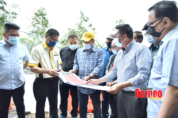  Hajiji diberi penerangan mengenai jalan raya yang rosak semasa cuaca buruk baru-baru ini oleh Ali (dua kiri).