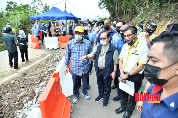  Hajiji bersama-sama dengan Jeffrey melihat kerja-kerja pembaikan di jalan yang rosak di KM44.7 Jalan Kota Kinabalu - Penampang - Tambunan.