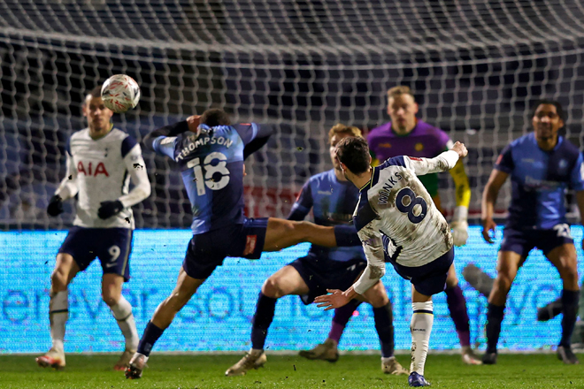  Harry Winks (dua kanan) menjaringkan gol kedua buat pasukannya pada perlawanan Piala FA di antara Wycombe Wanderers dan Tottenham Hotspur di Stadium Adams Park, High Wycombe, London, kelmarin. — Gambar AFP