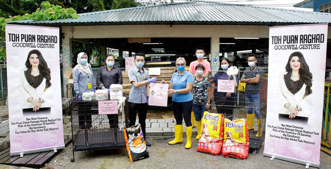  Zullasmie (tiga kiri) mewakili Ragad menyampaikan sumbangan kepada Donna (lima kanan). — Gambar Astana Negeri Sarawak