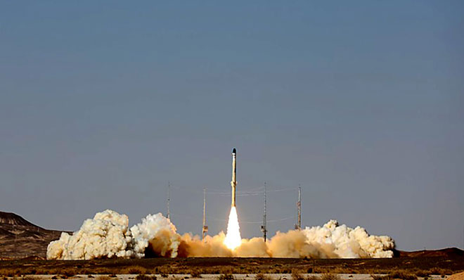  Gambar serahan Kementerian Pertahanan Iran kelmarin menunjukkan pelancaran roket pembawa satelit terbaharu Iran ‘Zol Janah’ di sebuah lokasi yang tidak didedahkan. — Gambar AFP