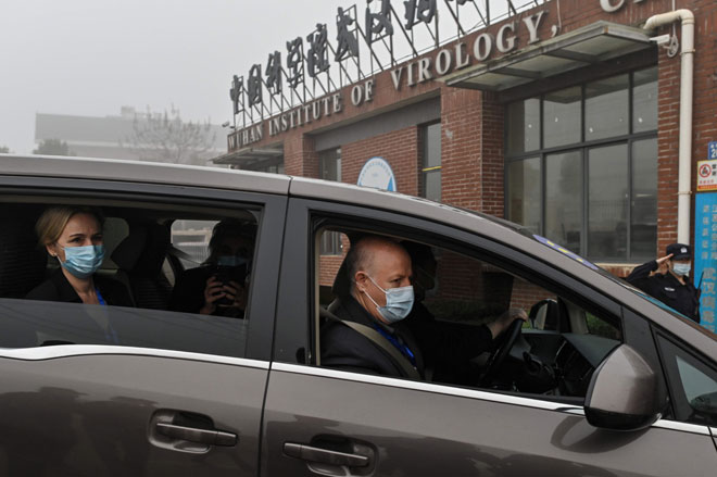  Daszak (kanan), Thea Fischer (kiri) dan anggota lain pasukan WHO yang ditugaskan           untuk menyiasat asal usul COVID-19 tiba di Institut Virologi Wuhan di wilayah tengah Hubei semalam. — Gambar AFP