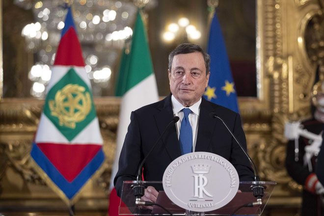  Draghi bercakap pada sidang media di Istana Quirinal di Rom kelmarin selepas menerima mandat daripada presiden Itali untuk menubuhkan kerajaan baharu. — Gambar AFP