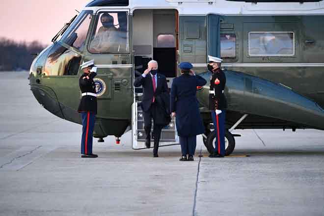  Joe Biden selepas mendarat di Pangkalan Andews Air Force di Maryland. — Gambar AFP