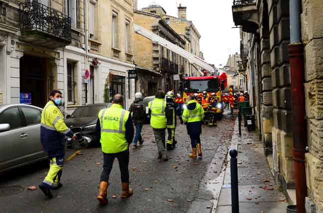  Anggota Regaz tiba di tempat kejadian ketika anggota bomba giat menjalankan operasi di sebuah garaj yang musnah di daerah Chartrons, Bordeaux kelmarin. — Gambar AFP