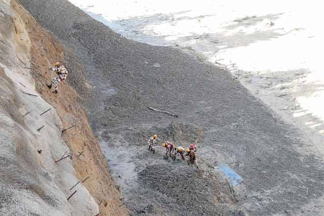  Gambar serahan Polis Sempadan Tibet Indo yang dirakam kelmarin menunjukkan anggota mereka menjalankan operasi menyelamat untuk membersihkan terowong Tapovan daripada puing susulan banjir kilat akibat glasier pecah di daerah Chamoli. — Gambar AFP