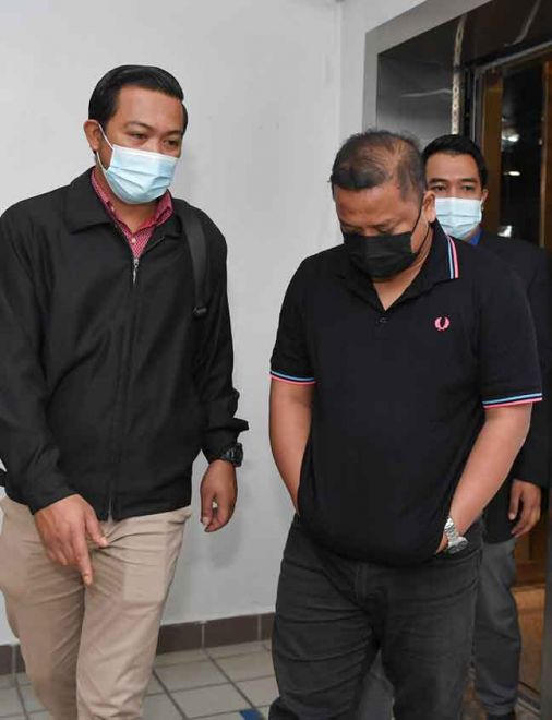  Zariman mengaku tidak bersalah di Mahkamah Sesyen Kuala Terengganu semalam atas pertuduhan menerima rasuah sebanyak RM4,500. — Gambar Bernama