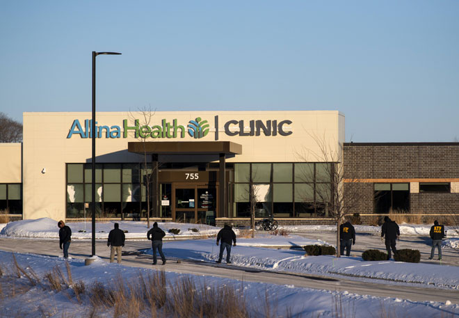  Pegawai penguat kuasa undang-undang dari ATF memeriksa kawasan di luar Klinik Kesihatan Allina di mana insiden tembakan berlaku kelmarin di bandar Buffalo, Minnesota. — Gambar AFP