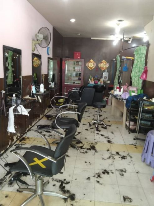 Sisa-sisa rambut pelanggan yang bertaburan di atas lantai premis salon.