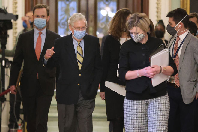  Mitch McConnell (dua kiri) berjalan menuju ke pejabatnya pada akhir perbicaraan pendakwaan Trump ke atas Capitol AS di Washington, kelmarin. — Gambar AFP
