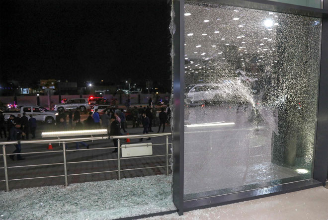  Serpihan kaca dilihat di atas lantai sebuah kedai susulan serangan roket di Arbil kelmarin. — Gambar AFP