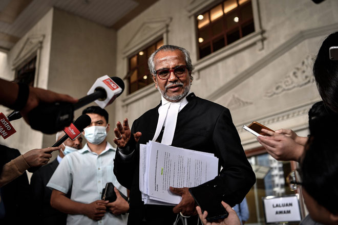  Muhammad Shafee ditemui pemberita selepas mahkamah berhenti rehat pada perbicaraan kes Najib berhubung dana 1Malaysia Development Berhad (1MDB) di Mahkamah Tinggi, semalam. — Gambar Bernama