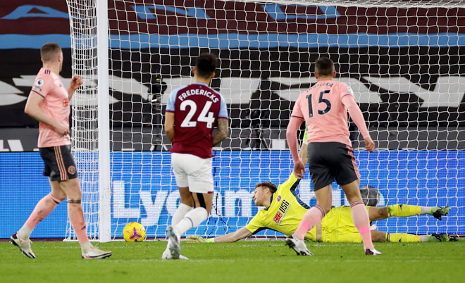  Ryan Fredericks menjaringkan gol ketiga buat West Ham pada perlawanan Liga Perdana Inggeris di antara  West Ham United dan Sheffield United di Stadium The London, London, kelmarin. — Gambar AFP