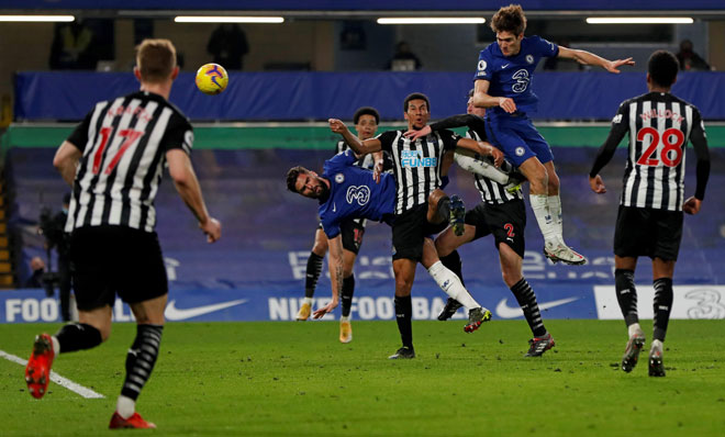  Pemain pertahanan Chelsea Marcos Alonso (dua kanan) melakukan tandukkan pada perlawanan Liga Perdana Inggeris di antara Chelsea dan Newcastle United  di Stamford Bridge, London, kelmarin. — Gambar AFP