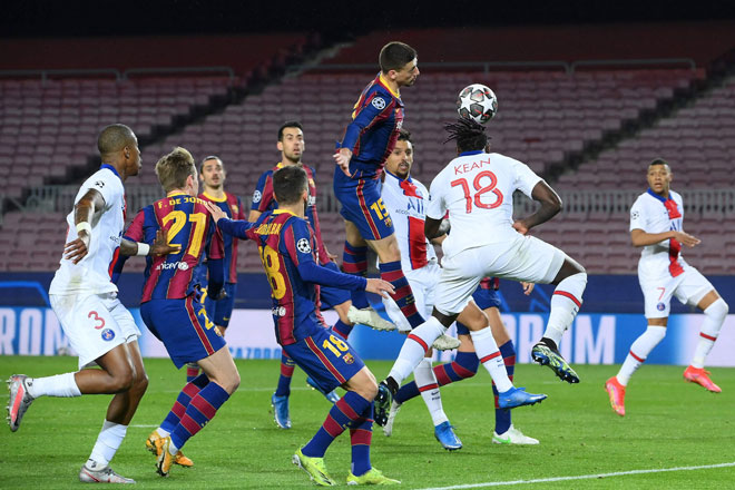  Sebahagian daripada babak-babak aksi perlawanan pertama pusingan 16 akhir Liga Juara-Juara di antara Barcelona dan PSG di Stadium Camp Nou di Barcelona. — Gambar AFP