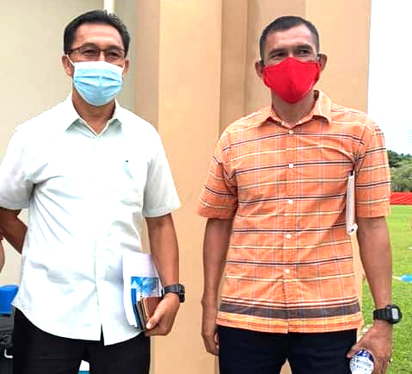  Ketua jurulatih skuad b19 Sabah, Roslan Wasli (kanan) bersama penolongnya, Sudirman Garamah.