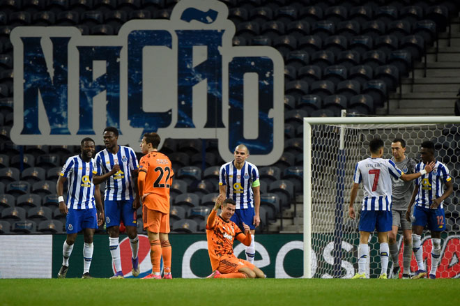  Babak aksi perlawanan pertama pusingan 16 akhir Liga Juara-Juara di antara FC Porto dan Juventus di Stadium Dragao. — Gambar AFP