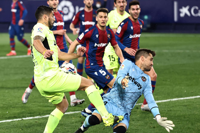  Penyerang Atletico Madrid, Suarez (kiri) bertembung dengan penjaga gol Levante pada perlawanan La Liga di Stadium Ciutat de Valencia. — Gambar AFP