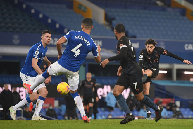  Antara babak-babak aksi perlawanan Liga Perdana Inggeris di antara Everton dan Manchester City yang berlangsung di Goodison Park. — Gambar AFP