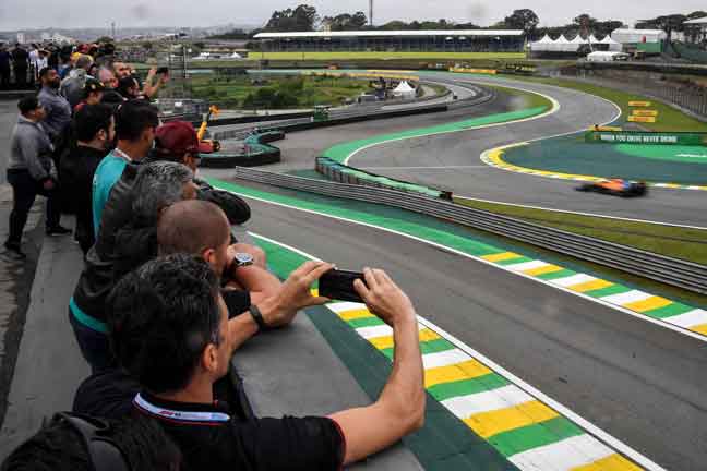  Peminat menyaksikan perlumbaan Formula 1 GP Brazil di Litar Sao Paulo, Brazil. — Gambar AFP