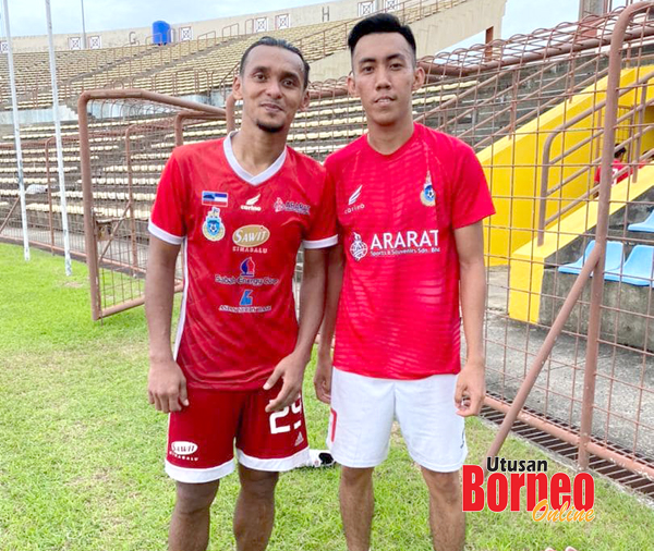  Hizaz (kanan) bersama pemain paling senior Sabah FC, Mohd Amri Yahyah selepas latihan di Stadium Likas baru-baru ini.