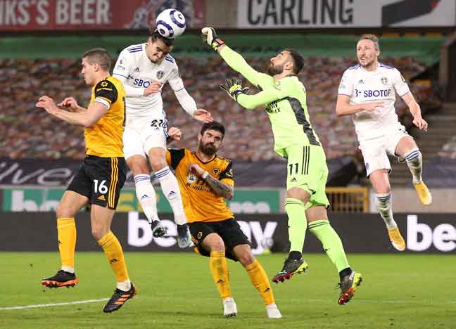  Penjaga Wolverhampton Wanderers Rui Patricio (dua kanan) bersaing dengan pemain pertahanan Leeds Pascal Struijk (dua kiri) pada perlawanan Liga Perdana Inggeris di antara Wolverhampton Wanderers dan Leeds United di stadium Molineux di Wolverhampton, England, kelmarin. — Gambar AFP