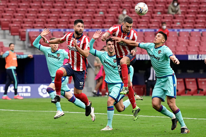  Pemain pertahanan Atletico Madrid Mario Hermoso (dua kanan) bersaing dengan pemain  pertahanan Levante Oscar Duarte (kanan) pada perlawanan La Liga Sepanyol di antara  Club Atletico de Madrid dan Levante UD di stadium Wanda Metropolitano di Madrid, kelmarin. — Gambar AFP