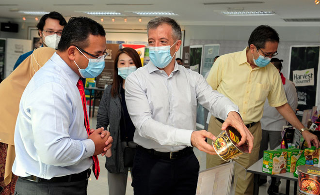  Amirudin bersama Juan Aranols (dua kanan) melihat produk Nestle ketika membuat lawatan ke kilang tersebut pada Pelancaran Program Pencegahan Penularan di Kawasan Titik Panas (POIS) di Seksyen 15 Shah Alam, Shah Alam semalam. — Gambar Bernama