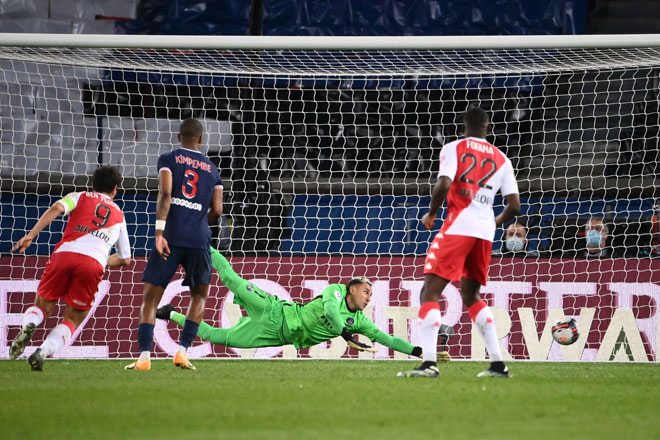  Penjaga gol PSG Keylor Navas gagal menangkis gol dari Maripan (tidak kelihatan) pada  perlawanan Ligue 1 Perancis di antara (PSG) dan  AS Monaco FC di Stadium Parc des Princes di Paris, kelmarin. — Gambar AFP