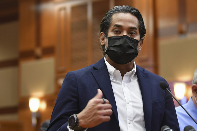 Khairy semasa sidang media selepas melakukan simulasi pemberian vaksin COVID-19 peringkat kebangsaan di Kementerian Kesihatan hari ini. - Gambar Bernama 