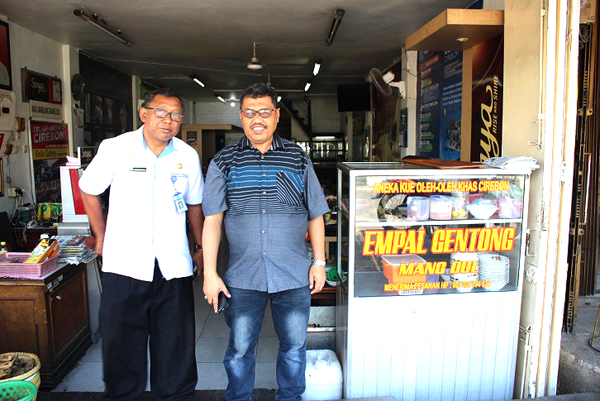  Bersama Pak Joko di restoran Empal Gentong, makanan khas Kota Cirebon.