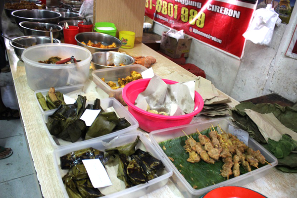  Pelbagai makanan khas yang terkenal di Cirebon.