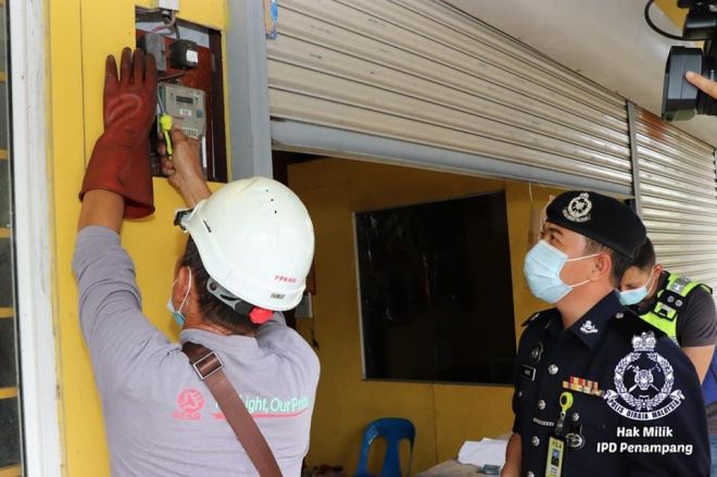  Haris meninjau operasi pemotongan bekalan elektrik di salah sebuah premis judi di daerah ini.