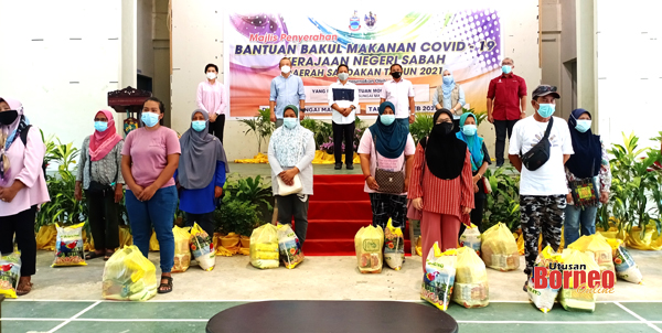  Mokran bersama sebahagian penerima bantuan bakul makanan bagi DUN Sungai Manila.