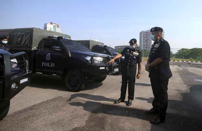  Ayob Khan (dua kanan) bersama Khaw (kanan) melihat kenderaan jenis Toyota Hilux GS-Cargo Single Cab 2.4 (MT) pada majlis penyerahan kenderaan itu di Ibu Pejabat Polis Kontinjen (IPK) Johor, Johor Bahru semalam. Polis Johor menerima sebanyak 34 buah kenderaan Toyota Hilux bernilai RM5.3 juta itu adalah untuk kegunaan Gunasama Operasi yang dijalankan Polis Diraja Malaysia (PDRM) khususnya di negeri ini. — Gambar Bernama