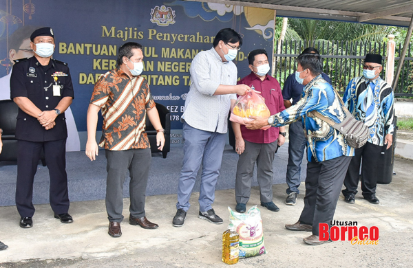  Hafez menyampaikan bantuan bakul makanan kepada salah seorang penerima.